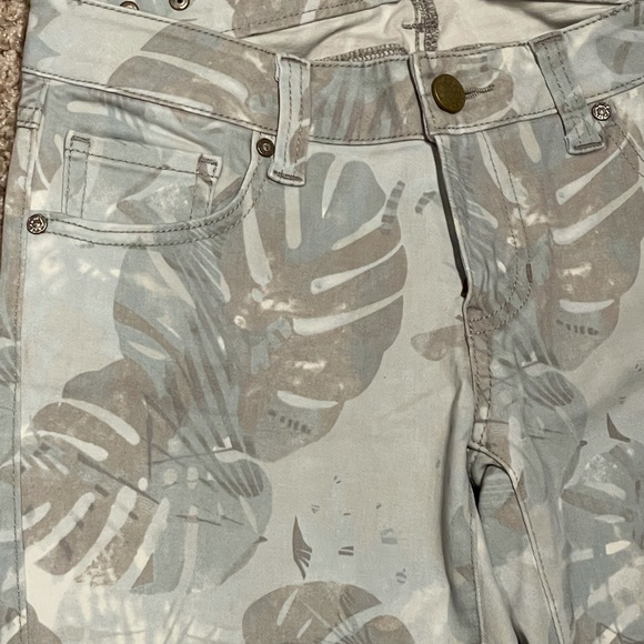 CAbi Paradise Palm Print Cropped Skinny Jean - Picture 3 of 8